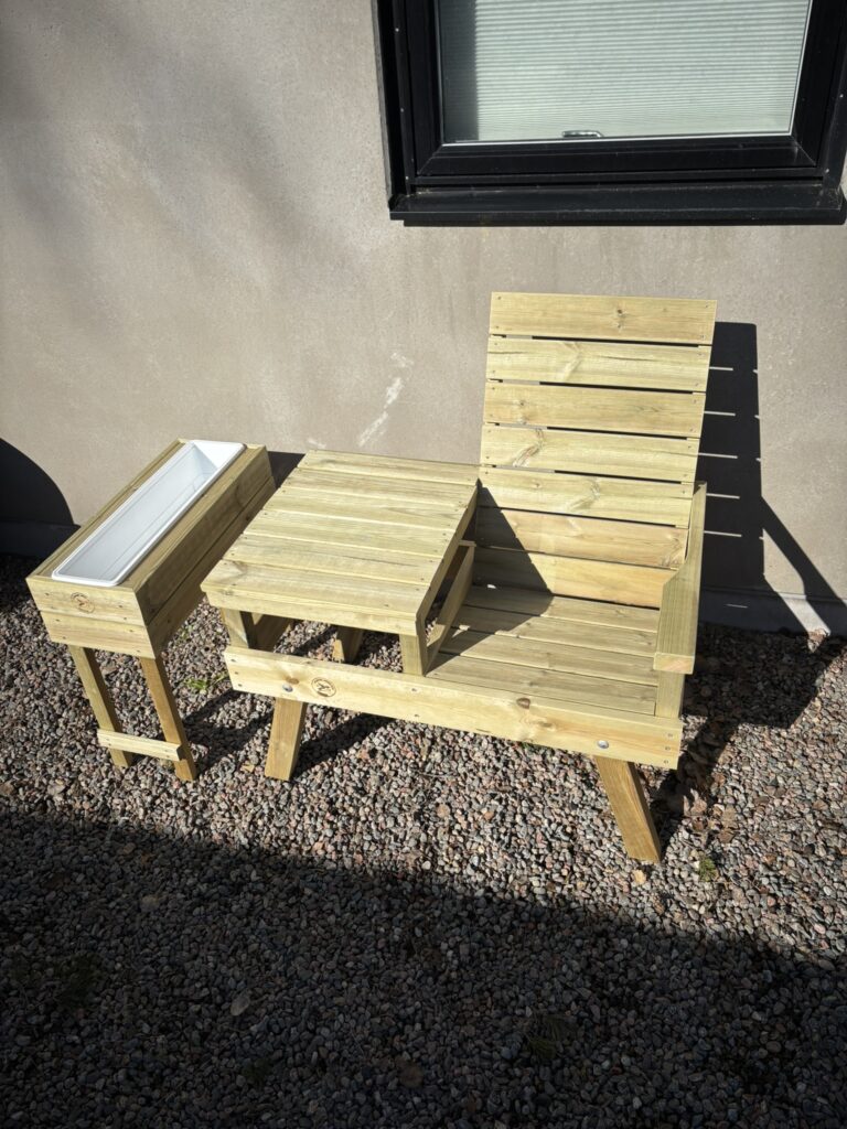 Kundanpassad bänk och blomlåda